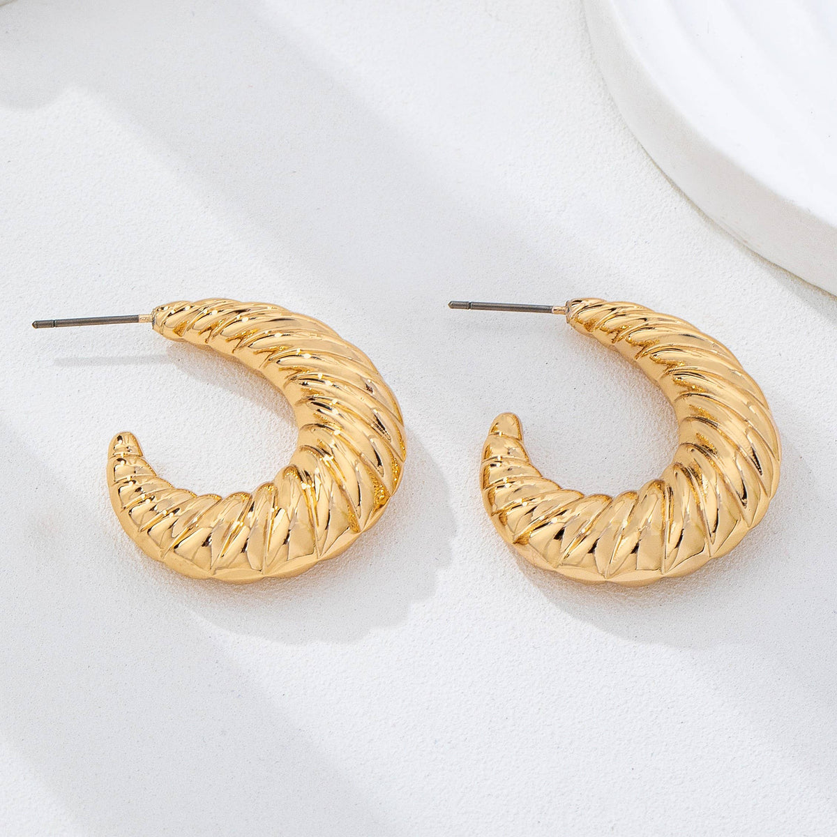 Vintage-Inspired Gold-Tone Ribbed Hoop Earrings | 80E62234