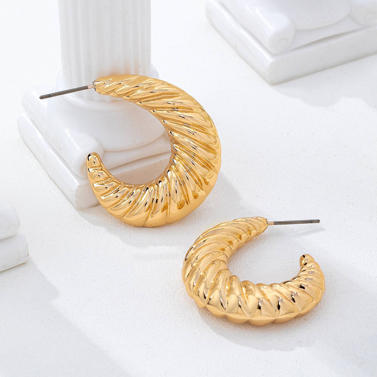Vintage-Inspired Gold-Tone Ribbed Hoop Earrings | 80E62234