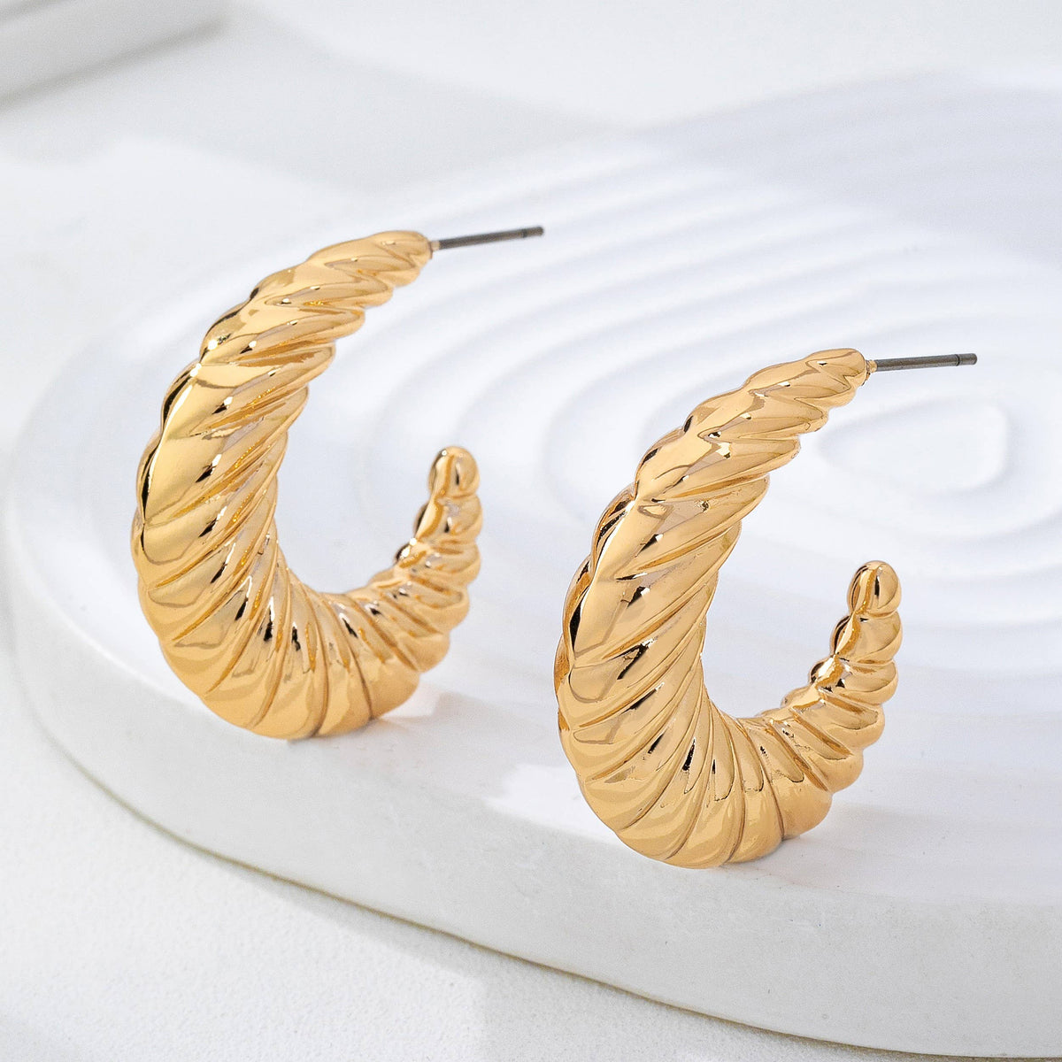 Vintage-Inspired Gold-Tone Ribbed Hoop Earrings | 80E62234