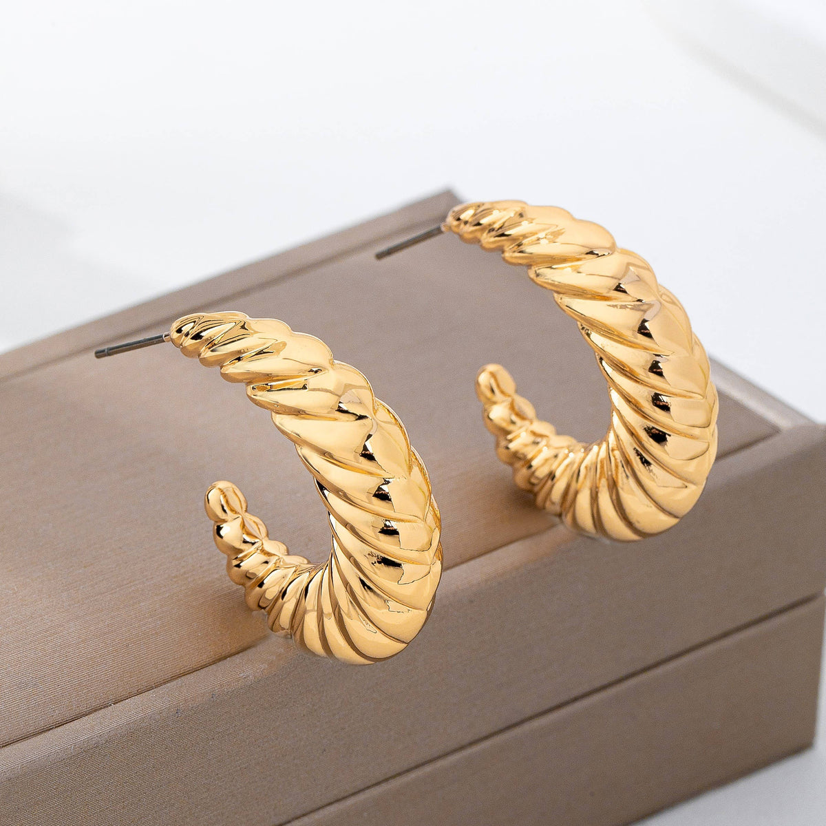 Vintage-Inspired Gold-Tone Ribbed Hoop Earrings | 80E62234