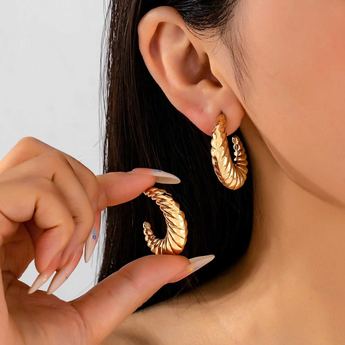 Vintage-Inspired Gold-Tone Ribbed Hoop Earrings | 80E62234